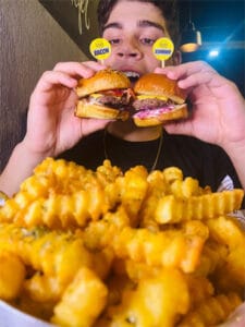 festa com hamburguer 